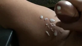 射在我的大腿上
