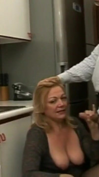 Arrapata moglie bionda ama farsi martellare la figa da suo marito mentre cucina una cena in cucina in pentola