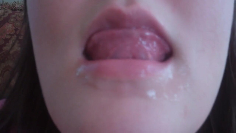 Sexy Amateurz: She is showing her pretty tongue in close up