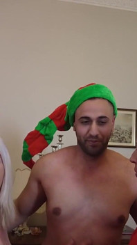Creampie elfe pendant que le père Noël est cocu pour Noël