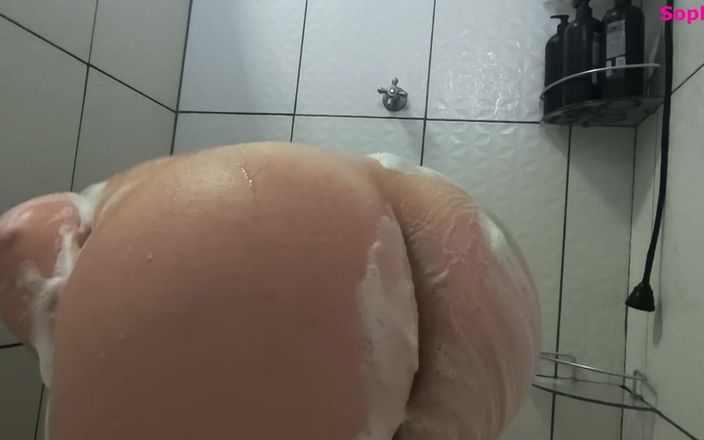 Sophie HelenAss: Une blonde sexy à gros cul prend une douche après la...