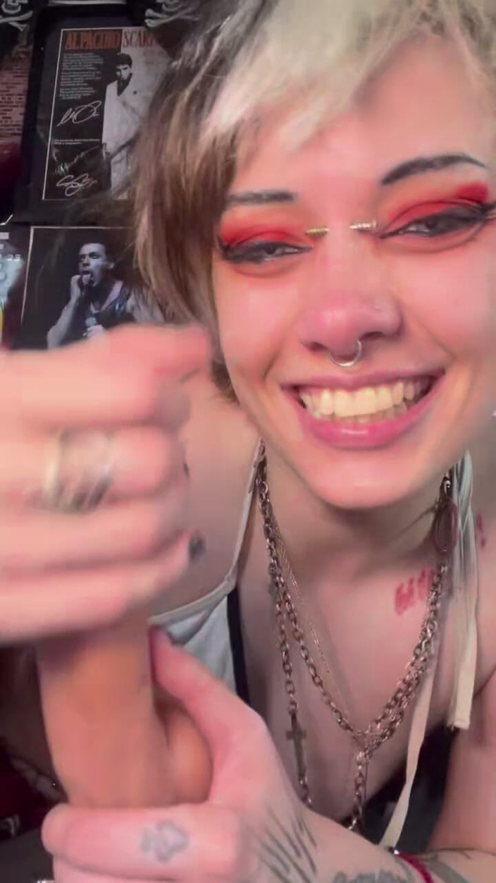 Glitterqueen1999: Fétichisme du nez, une gothique mignonne caresse ta bite sur...