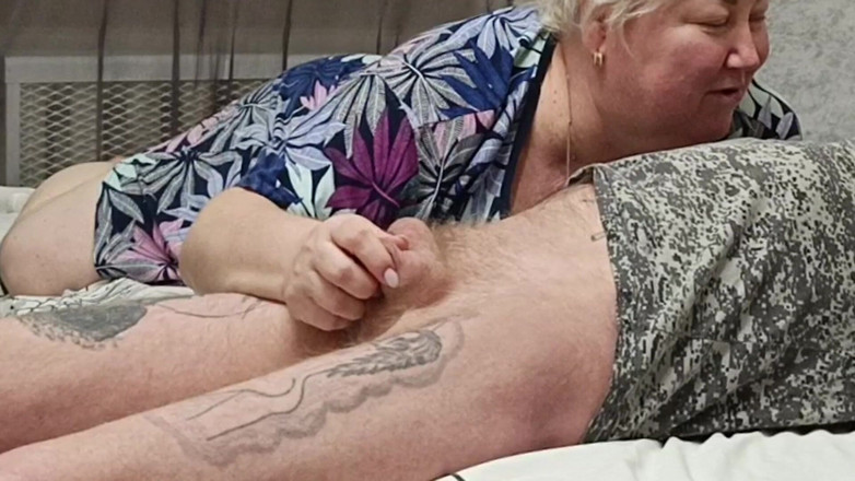 Zona901: Stiefmutter schluckt sperma nach dem lutschen