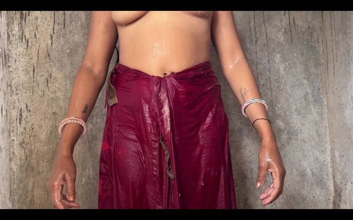 Ritu: Une belle-sœur desi montre son corps en se baigne dans...