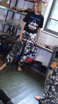Meninas militares gostam de humilhar seu escravo meia