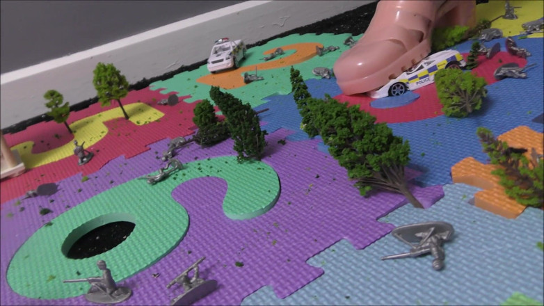 Mxtress Valleycat: La gigantessa distrugge la piccola città