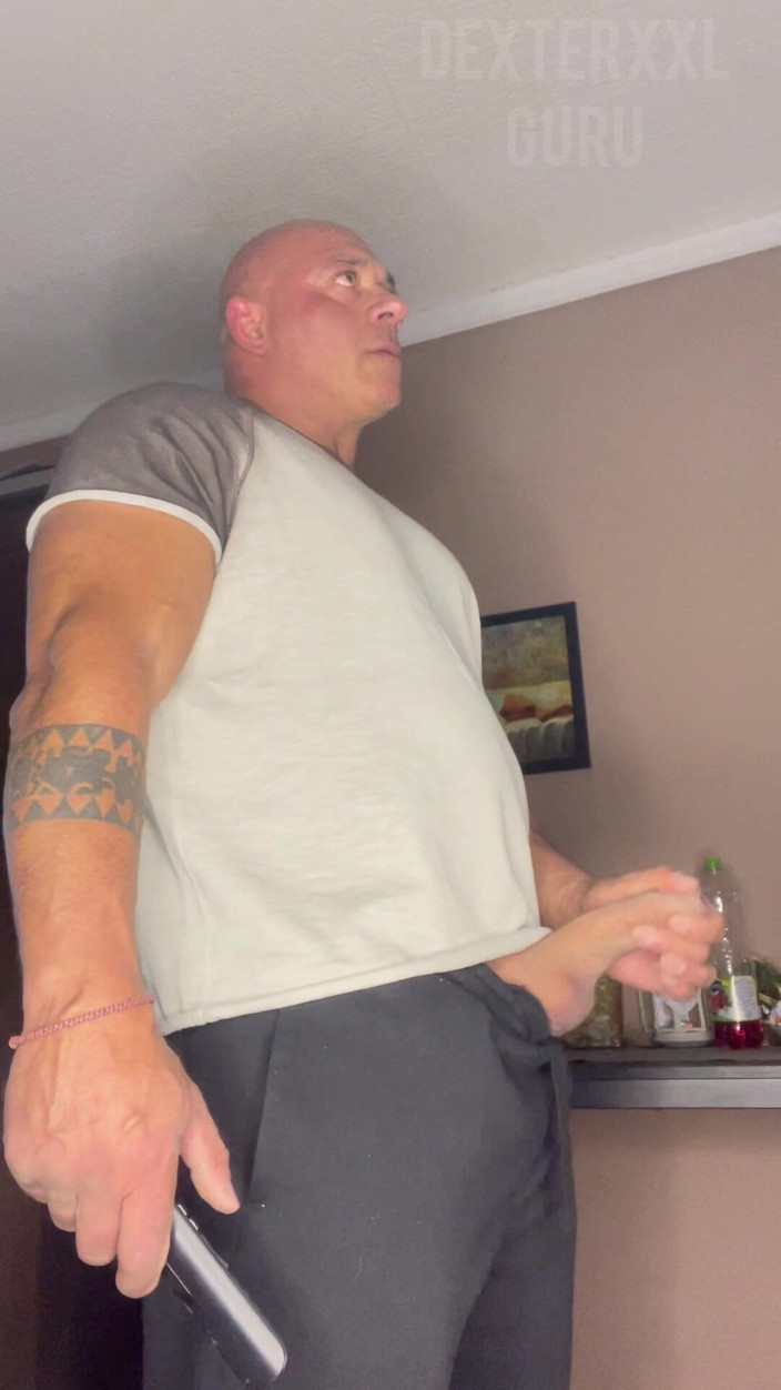 Mr. Guru: M. Gourou se branle debout avant de sortir