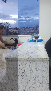 Futând o soție sexy în bucătărie până când ejaculează, în timp ce încornoratul spală vasele