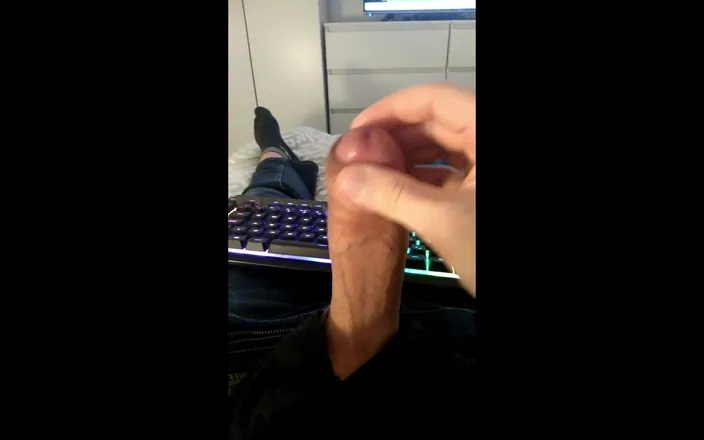 Ryan Roosevelt: Quick Wank and Cum in My Jeans While Gaming