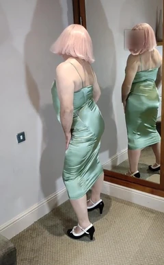 Yeşil saten elbiseli ateşli travesti
