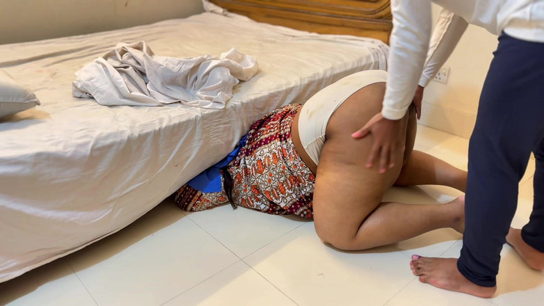 Aria Mia: Velký zadek sexy služka stuck under bed!