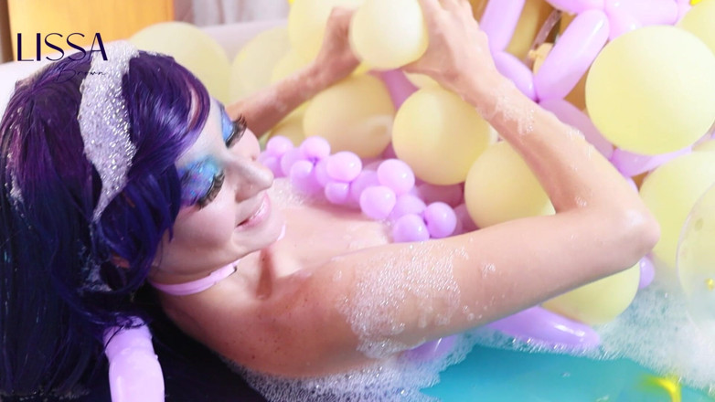 Lissa Brown: Aufblasbarer Pool mit vielen Blasen und Burlesque Pop Ballo
