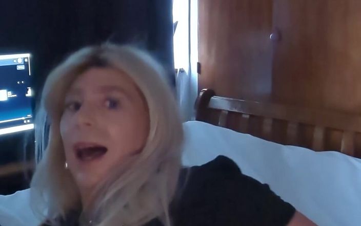 NikkiGee: Jupe courte, bas et auto-facial !