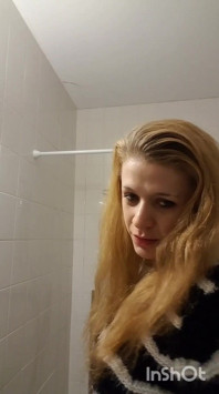 Blondine in de badkamer