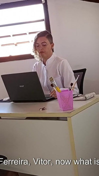 Proctoloog doet wat ze wil met de kont van haar patiënt.