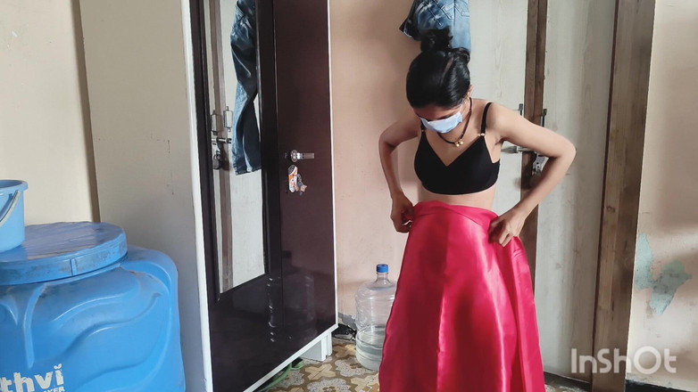 Desishycouple: Desi bhabhi berganti pakaian di depan Devar.