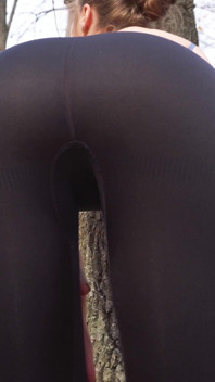 쪼이는 검은 레깅스를 입은 밀프
