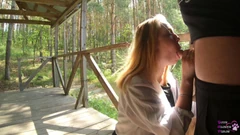 Paret fångades av en förbipasserande och bad henne filma deras utomhus oralsex