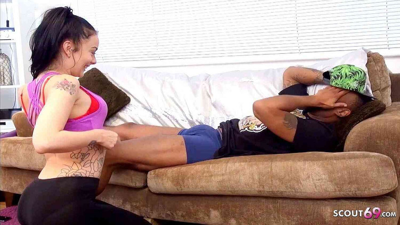 Full porn collection: Hubená nevlastní sestra chytila nevlastního bratra s boulí a svedla...