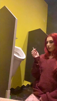 Rauchen in einem urinal