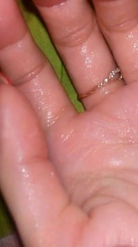 Ręka mojej przyrodniej siostry jest pokryta precum, a następnie grubą spermą
