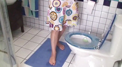 Foot Girls: Malování nehty na záchodě