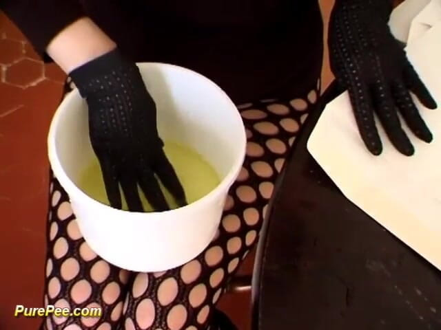Pure Pee: Штани з сечею у відро