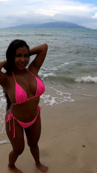 Big Tits Thai Bombshell Gets Beach Picked up