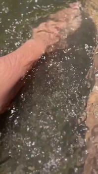 Hari Musim Panas yang menyejukkan. Femboy Semi Bogel Di Tengah Tasik, Bersendirian dan Panas