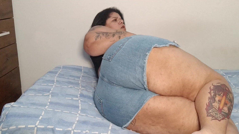 Mary Jhuana: Scoreggia in pantaloncini di jeans