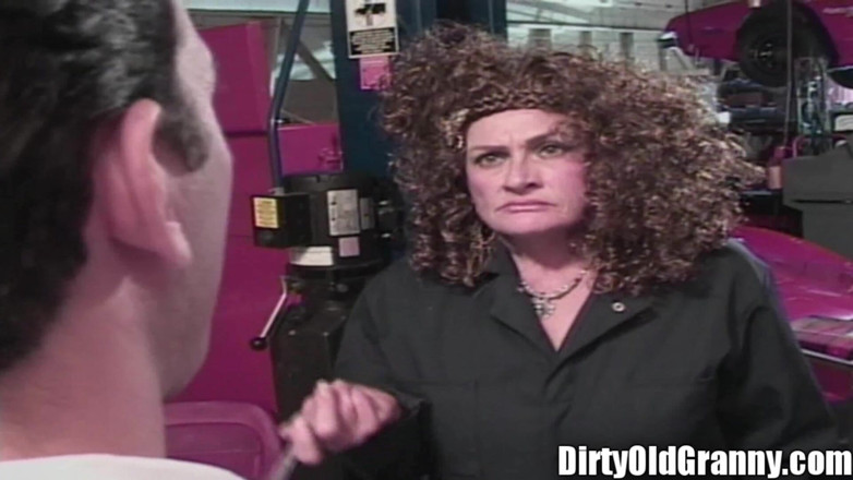 Dirty Old Granny: Bunicuță cu țâțe frumoase futută cu pizda de păr futută bunica...