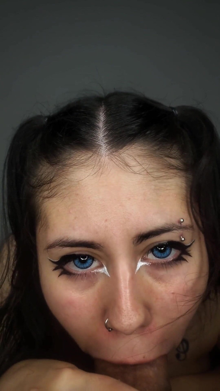 DherlyDoll: 彼が家に来ると、素人でフェラチオと精液を飲み込むような美味しいフェラをします