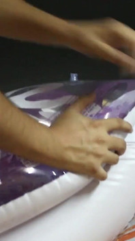 3명의 아름다운 풍선 수영 반지