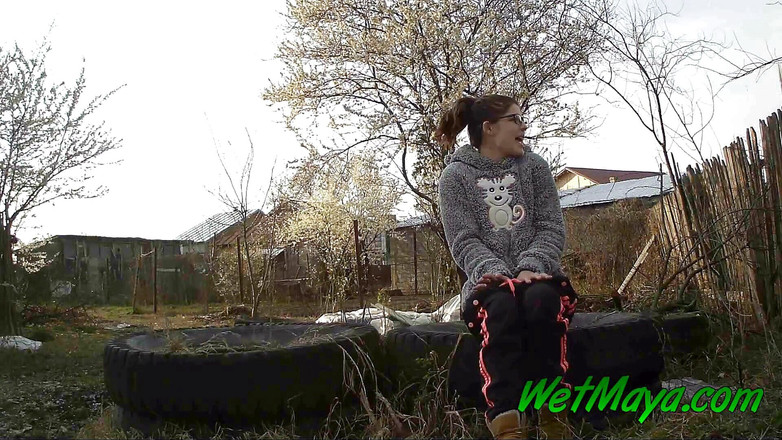 Wet Maya: Piscio su alcuni vecchi pneumatici nel cortile