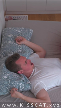 Stoute stiefzochter filmde seks met stiefmoeder in een gedeeld bed voor vriend - seks met hete stiefmoeder