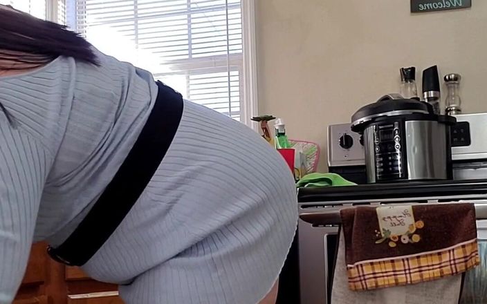 KinkyKatie: 掃除をしながら踊るのが大好き!わかりますか?