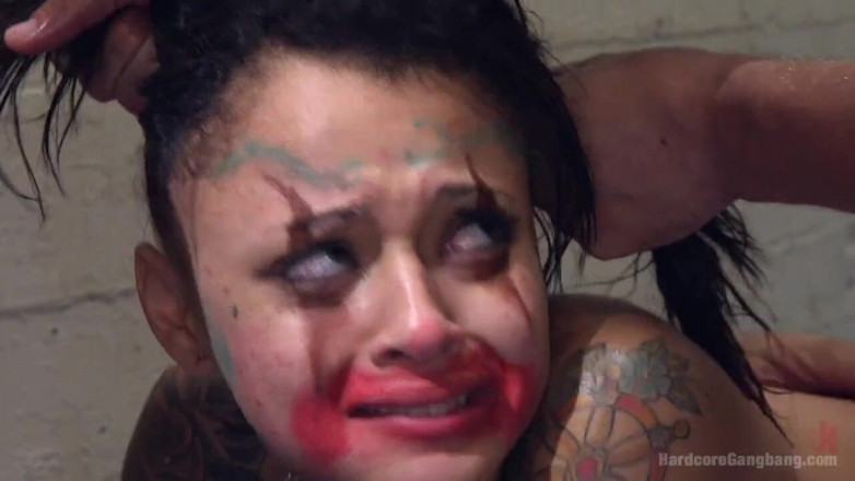 Hardcore Gangbang by Kink: Khi clowns đến: đặc vụ fbi được đút đôi vào lỗ hậu và dùng tay...