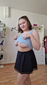 Schulmädchen neckt mit ihren dicken möpsen!