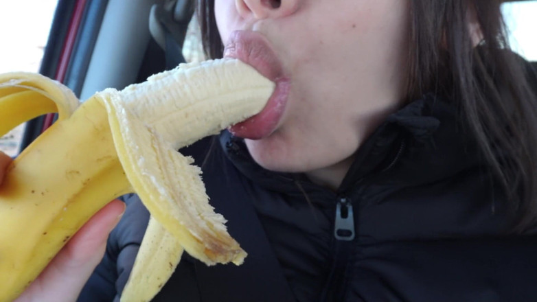 AmayaMori: Моя індійська зведена сестра смокче банан в машині і робить фетиш рота після смоктання банана і його поїдання