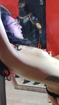 Žena předvádí své dovednosti na taneční trubce připínákem a dobrý sex