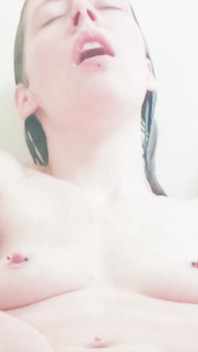 Tenger mager meisje douche Bate. Klaarkomen en orgasmes met tandenborstel, dildo, douchekop en vingers!!