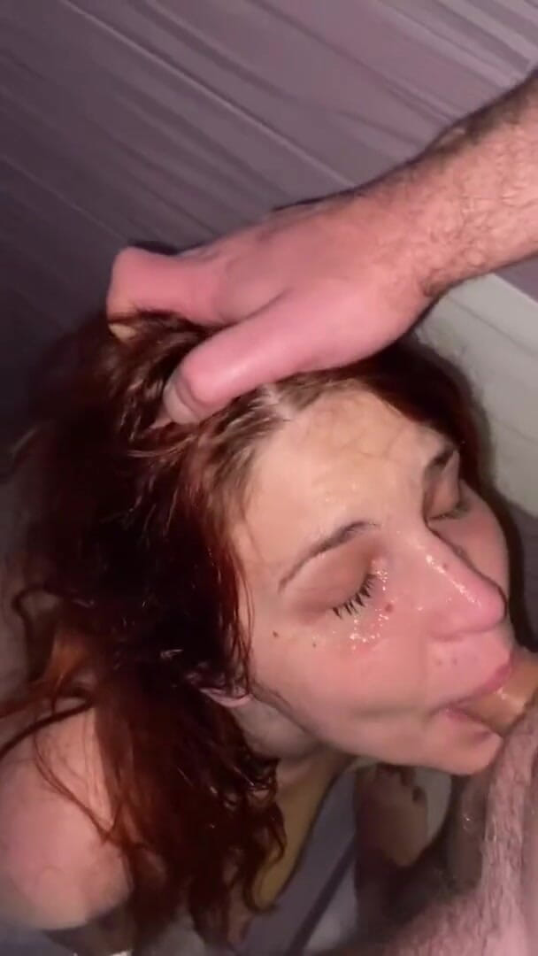 Elena917: Spucke auf ihr gesicht, pisse in ihren mund, dann ins...