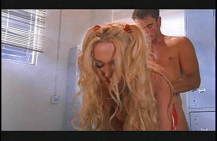 Perfect Porno: 丰满的金发啦啦队长在更衣室里吮吸并骑乘足球运动员的鸡巴