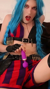 Cosplayer de cabelos azuis quentes fica com tesão com um vibrador