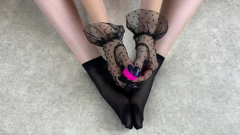 Gloria Gimson: Fetish kaki cewek sange ini lagi asik muasin memeknya pakai...