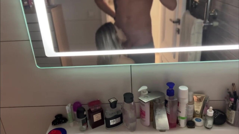 Vik1one: 浴室で楽しんでいる若いカップル