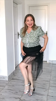 Calda MILF con grandi tette naturali scuotele