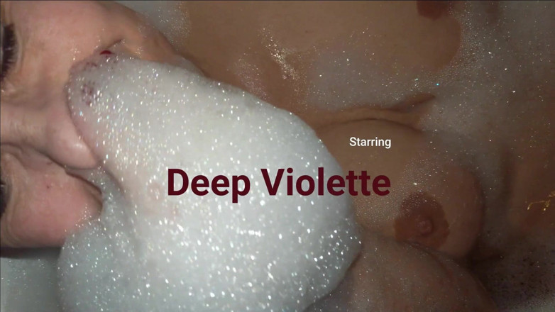 Deep Violette: Cadă fierbinte, cafea fierbinte, Violette fierbinte ... Colegul