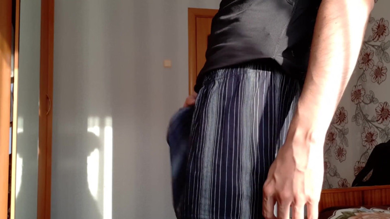 AlexRusFun: Lo studente russo si masturba il suo grosso cazzo e...