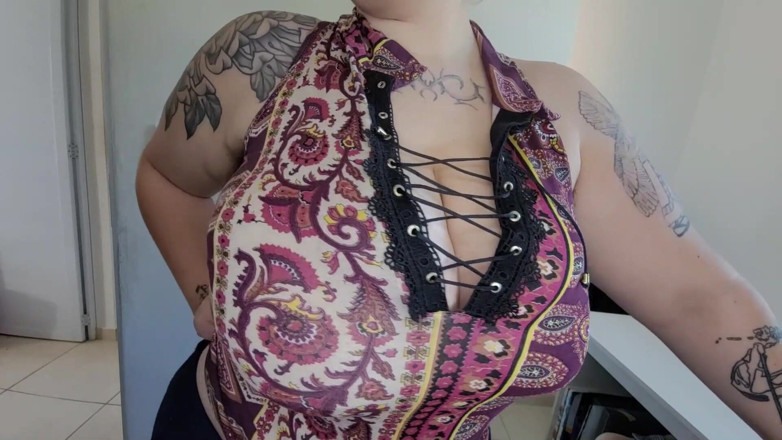 alucidfever: Des seins énormes t’ont surpris en train de regarder l’épicerie